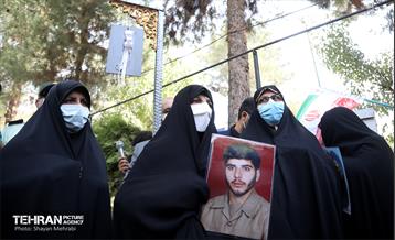 نواخته شدن زنگ دانش آموز شهید در قطعه شهدای گمنام 16