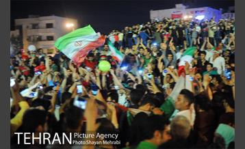 شادی خیابانی مردم بعد از پیروزی تیم ملی ایران 7