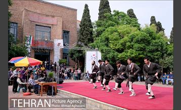 "رقص کردی" در جشن خانه تئاتر 7