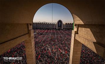 مراسم اقامه نماز بر پیکر آقای شهید ایران 32