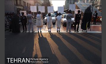 پرفورمنس " مرگ تصادفی " در چهارراه ولی عصر (عج) 8