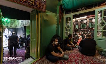 سه کتیبه سفید رنگ پارچه‌ای که متن زیارت عاشورا را روی خود نگه می دارند و کلی پارچه‌های مشکی با نقش های فرشته که سن‌شان به همان زمان قاجار برمی‌گردد از ستون‌ها و دیواره‌ها آویزان است.