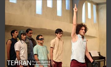 نمایش پسران تاریخ‎ 5