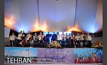 اجرای خیابانی محمد معتمدی و ارکستر سازهای ملی ایران در بوستان آب و آتش 30