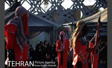 اجرای تعزیه در میدان امام حسین(ع)