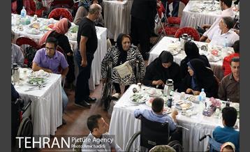 ضیافت افطار جمعی از معلول جسمی و حرکتی با شهردار تهران 3