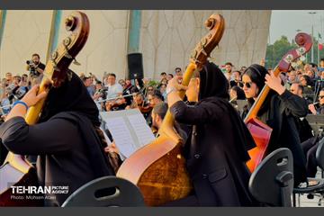 اجرای ارکستر سمفونیک تهران در میدان آزادی 9