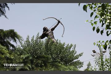 رونمایی از مجسمه آرش کمانگیر در میدان ونک 8