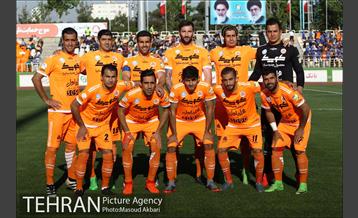 دیدار تیم های فوتبال سایپا و صنعت نفت آبادان