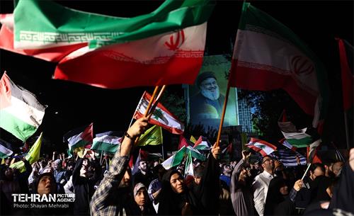 شادی مردم تهران پس از حمله موشکی ایران 19