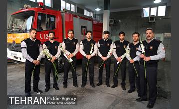 ادای احترام سرکلانترغرب تهران ومردم به شهدای آتش نشان ساختمان پلاسکو‎ 4