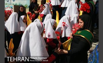 اهدای هدایای ویژه به دانش آموزان دبستان دخترانه شهید خوشنویسان 21