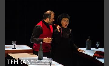 نمایش سه روایت از زندگی‎ 8