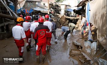 تلاش نیروهای امدادی شهرداری تهران برای تخلیه مناطق سیل زده کن