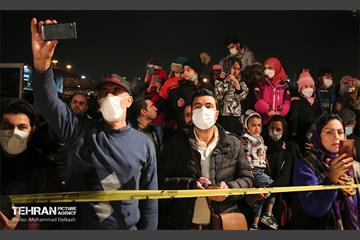 مدال افتخار انقلاب بر گردن برج آزادی 4