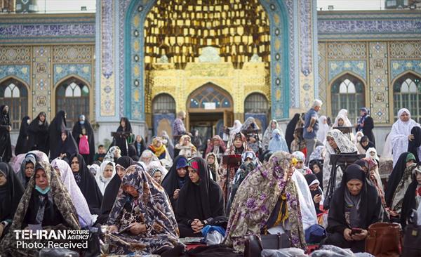 اقامه نماز عید فطر در امامزادگان پنج تن لویزان  26