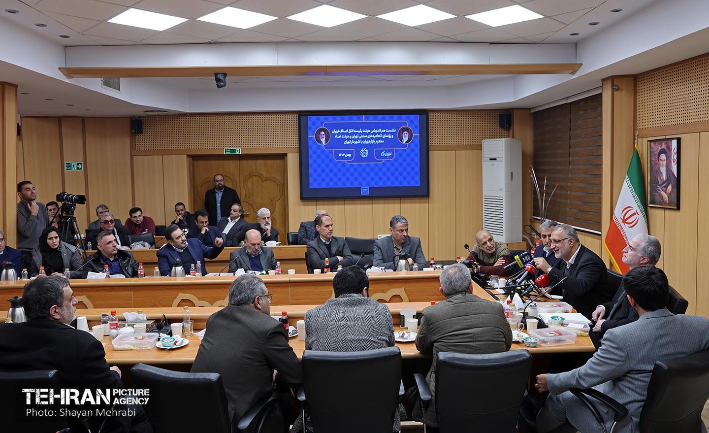 نشست هم‌اندیشی هیئت رئیسه اتاق اصناف تهران، روسای اتحادیه‌های صنفی تهران و هیئت امناء بازار تهران با شهردار تهران 13