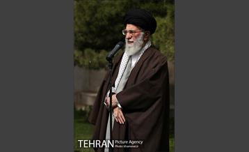 کاشت نهال توسط رهبر معظم انقلاب اسلامی 1