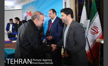 تقدیر از همکاران نویسنده و رونمایى از دوهفته نامه همگامان 31