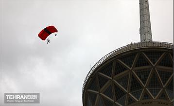 پرش چتربازان از برج میلاد تهران 30