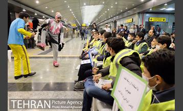 اجرای برنامه تاتر ترافیکی برای کودکان و دانش آموزان در مترو  راه آهن 1