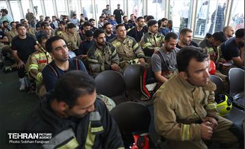 مسابقه پله‌نوردی آتش‌نشانان در برج میلاد 8