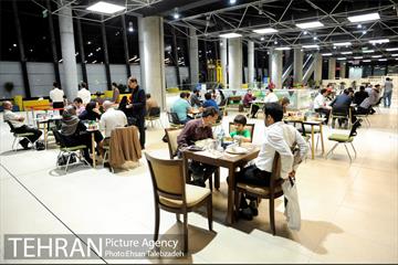 شبگردی اصحاب رسانه در باغ کتاب تهران 27