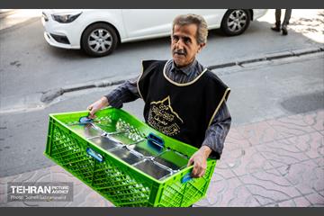طبخ غذای نذری عتبه علوی برای آسیب دیدگان جنگ رمضان