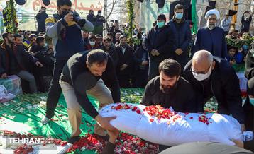 تشییع و تدفین پیکر مطهر دو شهید گمنام در منطقه 17