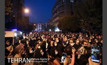 حضور مردم مقابل بیمارستان جم پس از فوت استاد شجریان 7