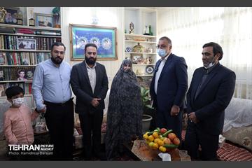 حضور شهردار تهران در منزل شهیدان خالقی پور 32