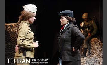 نمایش صبح یک روز لعنتی‎ 15