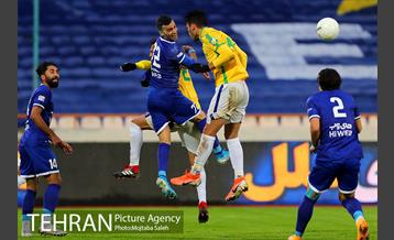 دیدار تیم‌های فوتبال استقلال و صنعت نفت آبادان  17