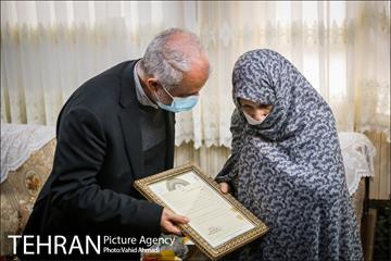 دیدار شهردار تهران با مادر شهیدان خالقی پور 16