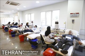 بازدید شهردار تهران  از اداره کل انتقال خون استان تهران 23