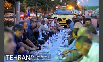 افطاری ساده در پایانه تاکسیرانی صادقیه 9