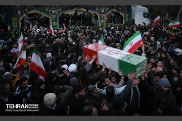 تشییع پیکر ۱۰۰ شهید مردمی و مدافع امنیت در تهران - 3 9