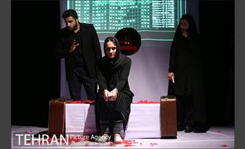 نمایش او فقط خسته بود‎ 4