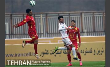 دیدار تیم های فوتبال نفت تهران و تراکتورسازی تبریز