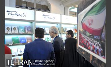 بازدید محمد علی افشانی ار نمایشگاه کتاب 8