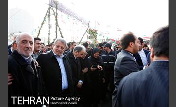 حضور شهردار تهران در راهپیمایی با مترو 9