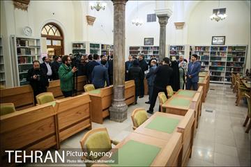 حضور پیروز حناچی در کتابخانه گردی الهام فخاری 16