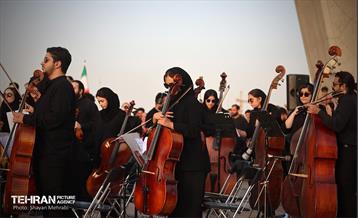 اجرای ارکستر سمفونیک تهران در میدان آزادی 24