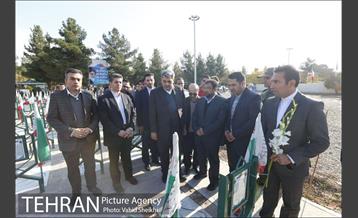زیارت شهردار تهران از قبور شهدای دفاع مقدس 22