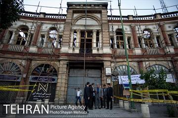 بازدید شهردار تهران از خسارت آتش سوزی اخیر میدان حسن آباد 25