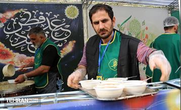 خدمت‌رسانی مواکب منطقه10 به نمازگزاران عید سعید فطر 9
