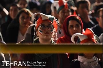 تماشای دیدار تیم‌های ملی ایران و پرتقال در استادیوم آزادی 17