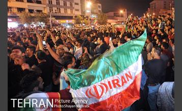 شادی خیابانی مردم بعد از پیروزی تیم ملی ایران 14