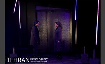 نمایش در اتاق باد می وزد 5