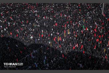 مراسم اقامه نماز بر پیکر آقای شهید ایران 11